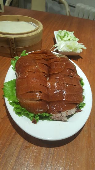 Das war die ganze Ente. Ist nicht übermäßig viel für 2 Personen, Man bekommt die Teigfladen dazu, Soße und Zucker, Frühlingszwiebeln und Gurken und bezahlt dafür 138 Yuan für 2 Personen. Wenn der Hunger nich allzu groß ist, reicht es