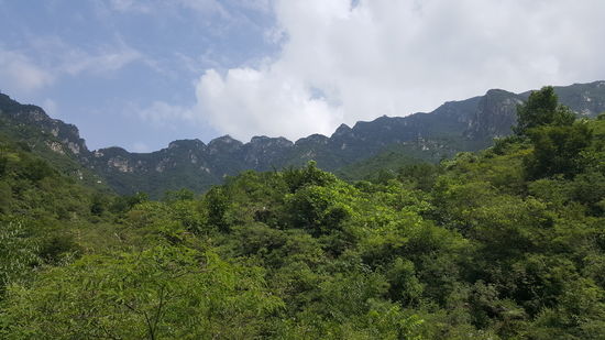 Dort hinten in der Ferne auf den hohen Bergen sieht man einige Wachtürme der Mauer