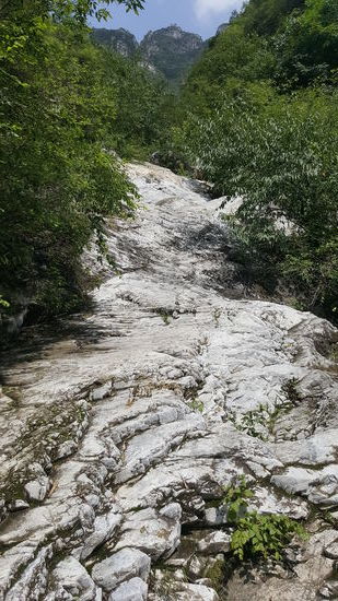 Teilweise führt der Weg über so glatte Felsen und oft müssen wir durch Bäche waren..