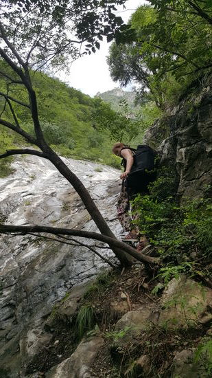 An einer Stelle ist es so steil, dass wir uns nicht weitertrauen. Wir schauen rechts und links nach anderen Möglichkeiten, aber es wäre zu gefährlich. Zu schnell könnten wir abrutschen