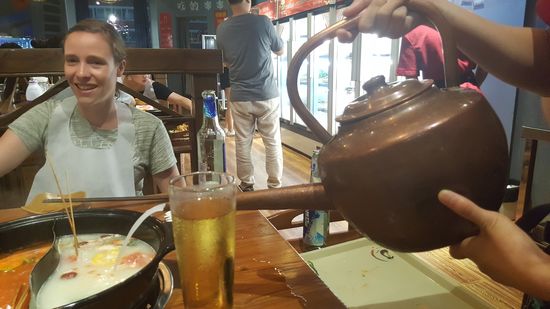 Immer wieder kommt jemand und gießt aus Kupferkannen nach..