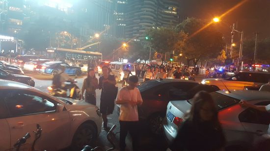 Es herrscht das nackte Grauen auf den Straßen...Autos, Menschenmassen und dann das ständige Gehupe...