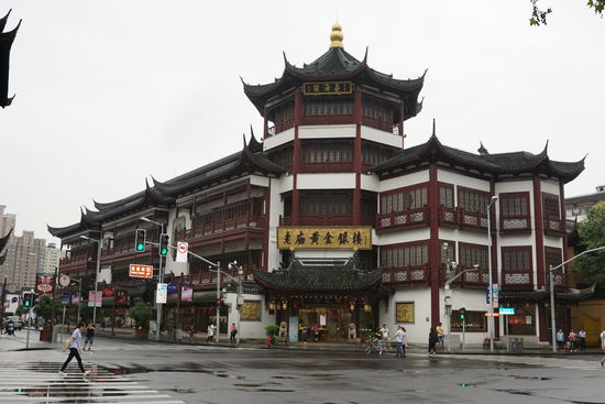 Schöne Gebüde auf dem Weg