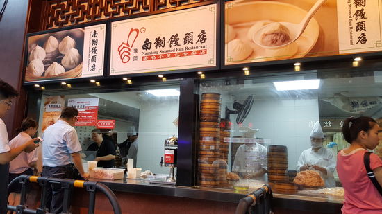 Hier kaufen wir uns eine Portion der gefüllten Teigtaschen.
Diese gibt es auch als eine große Teigtasche, darein pieken die chinesen einen Strohhalm und trinken wohl die Brühe so