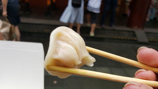 Kleine Teigtaschen die mit etwas Fleisch und etwas Brühe gefüllt sind...sehr lecker!!
10 Stück kosten etwa 2 Euro..