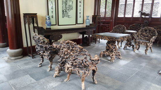 Diese schicken Möbel aus Wurzelholz sind auch ausgestellt