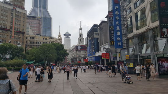 In der City fahren überwiegend Elektroroller und Elektrofahrzeuge—das heißt, es gibt keinen großen Verkehrslärm!