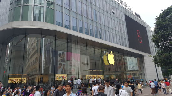 Ein riesiger Apple-shop! Und der ist proppevoll!