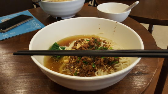 Wenn man auch die  Suppe mit Stäbchen essen muss, dann muss man ja abnehmen!!