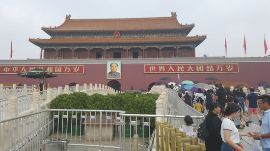 Aber wie immer ist hier alles gut organisiert und wir kommen fix durch. Am Ticketschalter dauert es nur ca 20 Minuten. Und für 40 Yuan bekommen wir auch einen Audio- Guide in Deutsch!