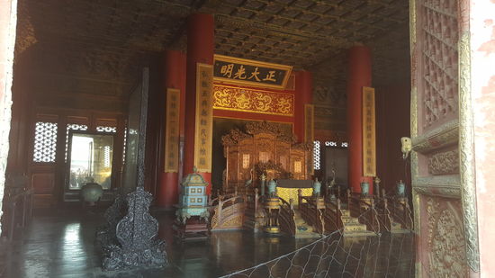 Nach dem Hauptgebäude, der "Halle der höchsten Harmonie" , sind wir hier in der "Halle der Harmonie der Mitte"