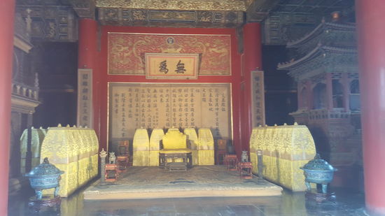 Rechts ist eine dieser besonderen Uhren