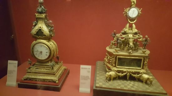 Ich habe mal ein paar der sehr aufwändigen Uhren fotografiert...