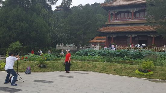 Hier hat einer sogar ein Stativ für sein Handy....wir müssen etwas schmunzeln...