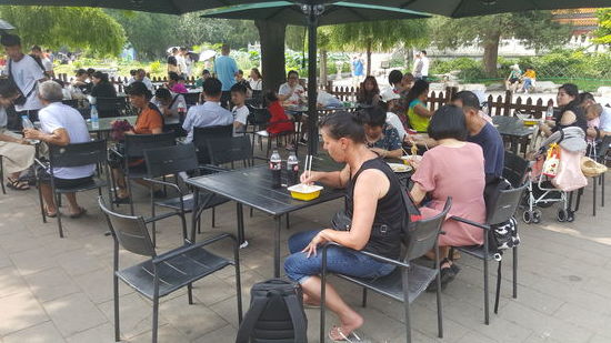 Bevor wir uns an die Treppen Wagen, gibt's ein paar Nudeln zur Stärkung.
So ein kleiner Imbiss ist auch an den Sightseeing Punkten mir teuer. Hier 15 Yuan für eine Portion Bandnudeln mit einem Klecks Soße.