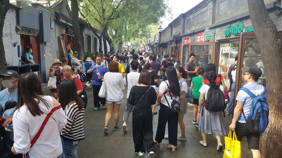 Schon von weitem ist der Eingang zu erkennen. Anhand der Menschenmassen die in diese Richtung strömen