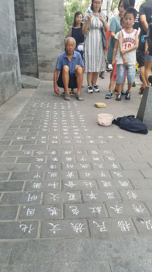 Diesem fleißigen alten Herrn spenden wir was