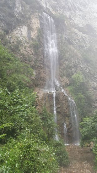 Der Wasserfall rückt auch irgendwann in unser Blickfeld...