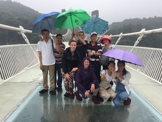 Eine lustige Gruppe, die uns schon die ganze Zeit beobchtet, will auch ein Foto mit uns. Sie haben einen Heidenspaß