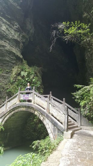 ...eine schöne Brücke vor der Höhle...