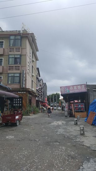 Unsere Unterkunft „Hotel California“ mit supersüßen Zimmern auf neuestem Stand! Von außen nicht so schön—aber das täuscht. Auch die Lage ist hervorragend und Sean kann viele Tips geben und viel helfen, allerdings ist auch sein Englisch nicht sehr gut!