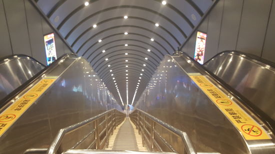 Es gibt auch noch ca 7 endlos lange Rolltreppen...