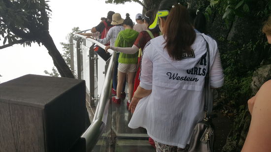 Dann kommen ein paar Glasbrücken an den Felsen entlang..