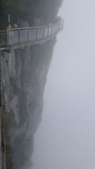 Ein Blick zurück auf einer der Glasbrücken
