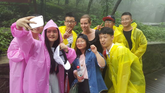 Die Chinesen lassen sich vom Wetter die Laune nicht verderben und auch nicht den Spaß am fotografieren...