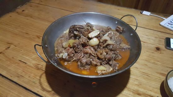 Das ist der Hotpot mit Ente. Das teuerste Gericht auf der KArte.Man kann es vielleicht nicht erkennen, aber darin ist nur Schrott: Knorpel, Innereien, wabbelige Pelle und...