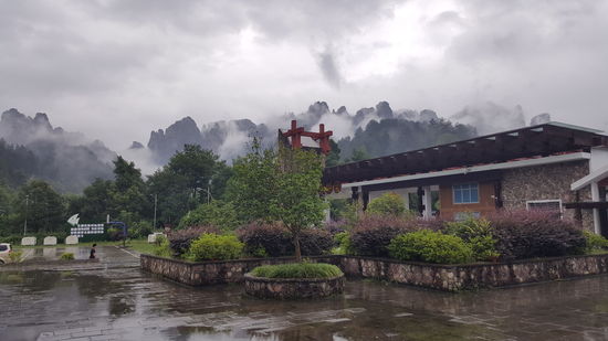 Der Eingang des Parks. Das Hotel liegt günstig nahe dem Westeingang