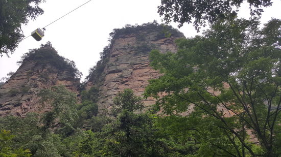 Wir laufen die vielen Stufen bergab und erhaschen noch einige schöne Blicke auf die Felsen