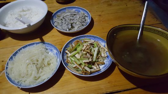 Das ist unser Essen heute: Sellerie, Kohl, Wurzelgemüse und Brühe
Alles war lecker