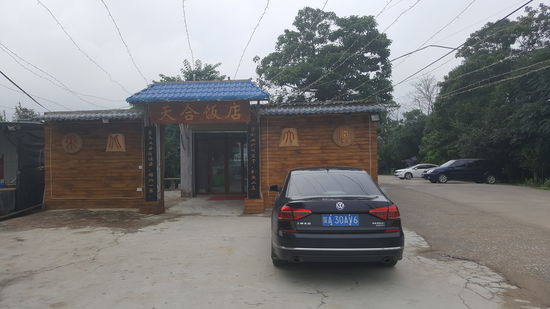 Ein tolles Auto: der VW-Passat—er gilt als zuverlässig...
Unser Fahrer parkt außerhalb des großen Parkplatzes um Kosten zu sparen.
Sicher macht er in der Zeit ein Nickerchen oder daddelt wie alle hier am Handy rum, was er aber auch schon die ganze Fahrt über gemacht hat