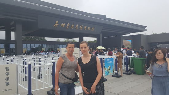 Aber er bringt uns noch zum Eingang und hilft uns beim Ticket-Kauf