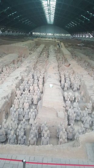 ...bei allen fehlen die Waffen, weil diese aus Holz waren und verrottet sind..