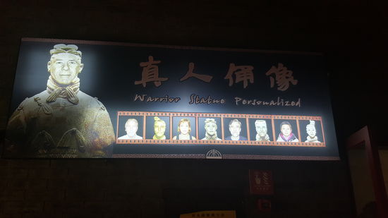 Krass: hier kann man sich seinen Kopf auf eine Terracotta -Figur setzen lassen