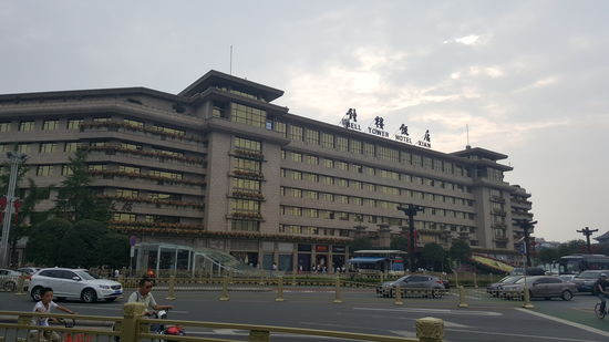 Ein riesiges Hotel gegenüber dem Clocktower