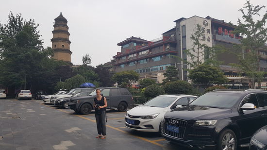 Wir klappern einige Geldautomaten ab und versuchen Geld zu bekommen.
Leider klappt es bei keinem. Viele sind nur in chinesisch, das geht garnicht....