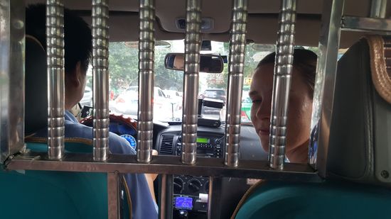 Wir haben die Möglichkeit mit der Metro oder mit einem Taxi zum Bahnhof zu fahren.
In diesem Fall erscheint uns das Taxi sicherer, die lange Fahrt kostet auch nur 90 Yuan
Hier sitze ich hinten im Taxi und Thalia vorne