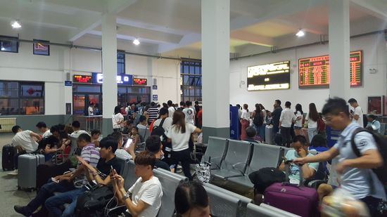 Jetzt heißt es noch über 1 Stunde warten...wir fahren erst um 21.05 Uhr