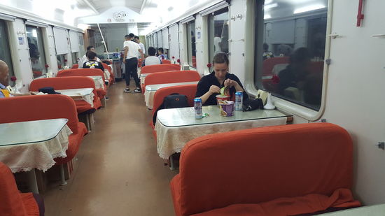 Hier bekommen wir noch die berühmten Nudeln zum Aufgießen und Bier gibt's auch