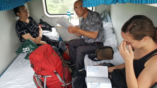 In meinem „Abteil“ liegt unten ein älteres Ehepaar, mit denen wir noch etwas Spaß hatten. Ich habe dem Herrn unsere Reiseroute gezeigt