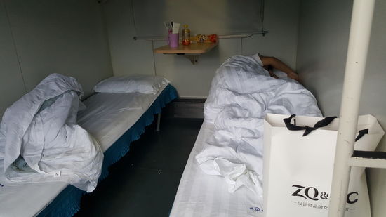 Hier schläft noch jemand....es sind immer 12 Kojen in einem Abteil und in jeder Koje 6 Leute. Geschlechter gemischt...