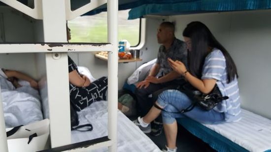 Jeder darf auf den unteren Betten sitzen, denn es gibt sonst nicht genug Sitzplätze