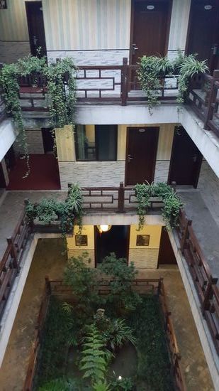 Wir sind im 3. Stock und dies ist der Blick hinunter in den Innenhof. Ringsum sind die Zimmer