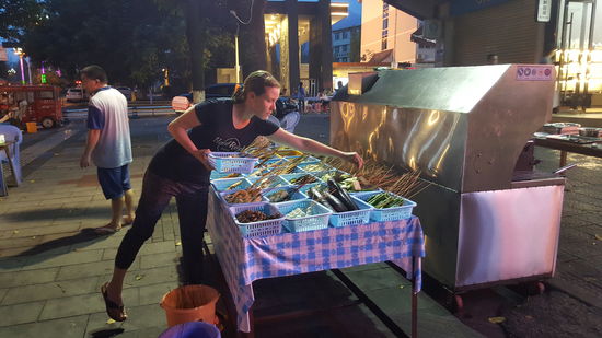Das gefällt uns besonders gut : man sucht sich die Spieße aus, die dann gegrillt werden