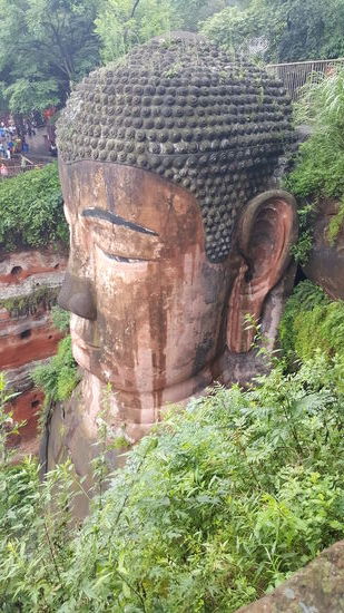 Das ist der „Giant Buddha“ er ist 71m hoch und hier muss nochmal extra Eintritt gezahlt werden.Er sitzt, in eine Felswand geschlagen über dem Zusammenfluss von 3 Flüssen und würde von dem Mönch Haitong mit dem Bau 713 n.Chr. begonnen und erst 90 Jahre nach seinem Tod vollendet