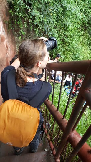 Es geht Stück für Stück auf dieser Treppe die Felswand hinab