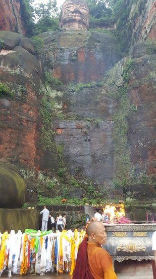 bis man endlich unten ist und ihn ganz aus der Zwergenperspektive bewundern kann